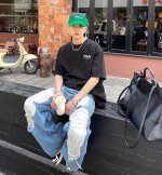 Fila 斐乐中性风格圆领纯棉短袖T恤，颇具标志性的 Logo与颜色素净的基础款型相结合，打造低调百搭又具有品牌特色的代表性单品！ 此款依旧延续了极简设计，经典