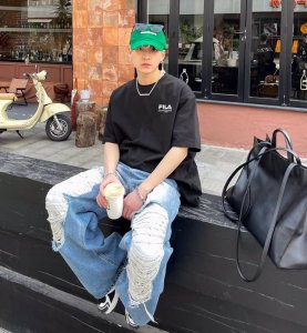 Fila 斐乐中性风格圆领纯棉短袖T恤，颇具标志性的 Logo与颜色素净的基础款型相结合，打造低调百搭又具有品牌特色的代表性单品！ 此款依旧延续了极简设计，经典