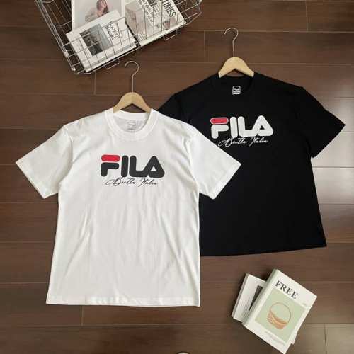 上新 Fila斐乐经典基础款胸前小Logo休闲宽松情侣款 短袖T恤。经典百搭永不过时系列，绝佳夏季出行穿搭必备百搭单品 夏季一定闭眼入的百搭T恤，定制260G纯