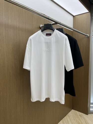 Gucci 古驰2025新款立体贴布刺绣短袖T恤男女同款 经典与时尚的邂逅，当简约笔触邂逅奢华基因，Gucci这款T恤应运而生。低调中暗藏锋芒，是时尚界永不过时