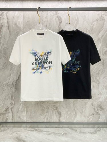 Lv2025夏季新款短袖T恤，特色的刺绣加喷绘工艺，个性艺术系列全网独家首发 百搭款细节处理完美240克纯棉面料十分精致 原版面料 网红明星同款高版本 高品质手
