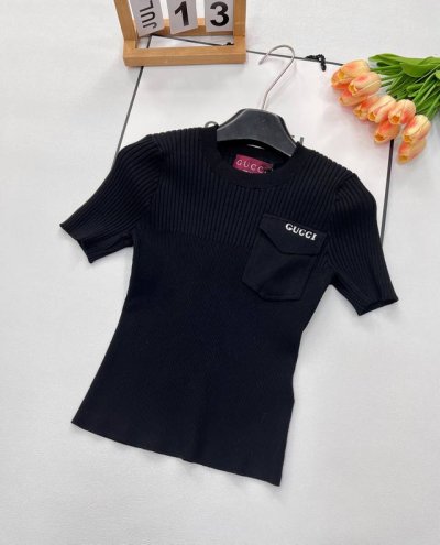 Gucci2025Ss新款翻盖口袋针织短袖，定制Yb进口羊毛纱线织造 舒适弹力 透气十足 圆领针织上衣剪裁 以胸口带盖口袋为界限划分竖坑条的疏密差异 提升细节质