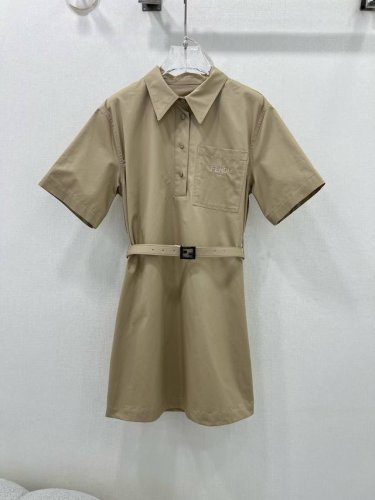 fend*25最新连衣裙 翻领搭配双F腰带 后背披风式设计 原版Yb开发面料 复衣橱必备的万年搭 每年必出的经典版型 上身巨显瘦 休闲时髦的帅气单品 单色3码S