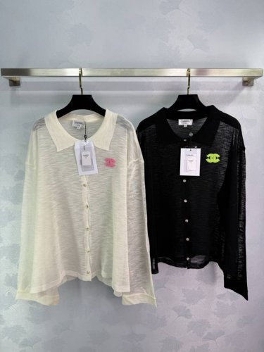 Chanel*2025春夏新款透视开衫，两色可选，经典黑色和优雅白色，夏日必备。带有标志性双C Logo，时尚感满满。休闲大方。2色3码Sml T226B”