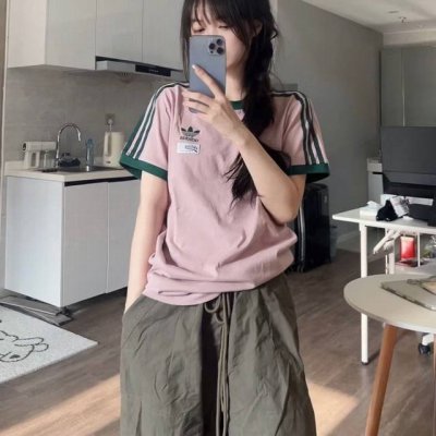 供 模特图 三叶草条纹圆领刺绣短袖 阿迪达斯Adidas三叶草圆领拉条短袖！专柜同步发售！目前来讲是销量第一的单品！ 标志性胸前三叶草小绣花饱满立体，加上小Lo