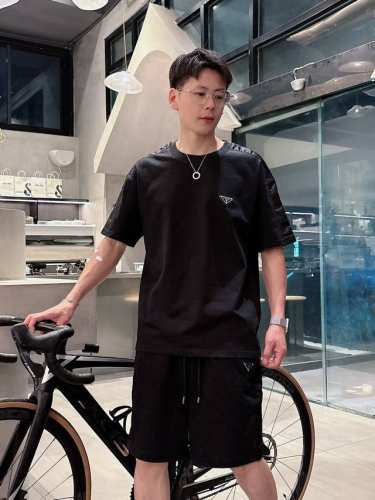 普拉达 25早春最新顶级经典双面料拼接款金属三角标融合重磅短袖套装，高端品质专柜原单圆领援助，顶级制作多口袋工艺进口面料，专柜款独特设计，采用进口高端订制进口丝
