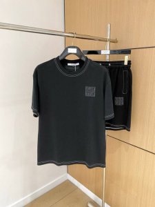 直 品牌 Givenchy 纪梵希 2025圆领短袖短裤套装 纯棉面料上身不会闷热 爽滑舒适的亲肤效果更加透气 面料自带肌理感 经典徽标工艺 独有的角度全新演绎