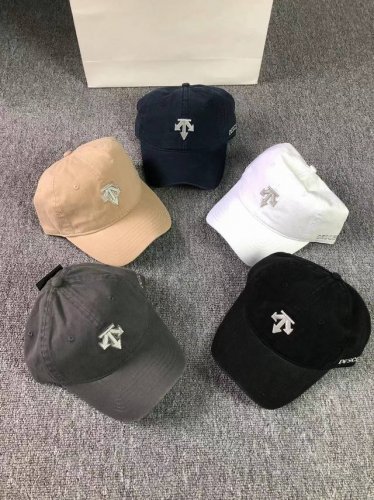 上新 迪桑特水洗软顶棒球帽 材质：全棉 工艺：水洗 黑色、丈青色、白色、灰色、卡其色 六色P