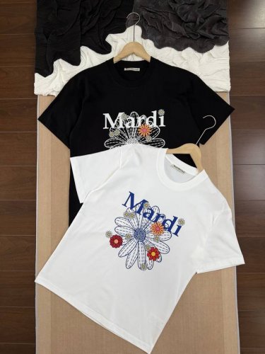 韩国品牌Mardi 碎花雏菊短袖 小红书 网红直播爆款 圆领短袖T恤 -面料采用260G纯棉面料 达到透而不露的黄金平衡点 完美规避透视尴尬 成衣尺寸稳定 多次