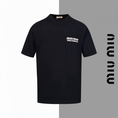 款号#Z63 Miumiu 字母印花圆领短袖 Miumiu官网一致款式 面料：32支双纱280克纯棉面料 同缸同色织染螺纹 颜色一致 工艺：进口机器白墨直喷印花