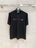 dio *25Ss春夏新款首发专柜最新款短袖圆领T恤 高端订制 设计前卫时尚！品牌Logo重工艺设计 高端定制230克面料.手感柔软.穿着舒适.专柜级别精致车线