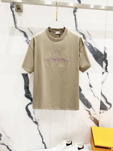 隔天到 Ysl 圣罗兰 拼色字母Logo万针刺绣 精致升级，灵感源自八十年代复古 原版面料 官方同款 短袖T恤 定制260克同缸染面料 手感非常舒服 春夏最新砖
