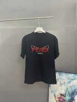 fendi芬迪 立体厚板＋印花2025春夏经典圆领短袖T恤采用280克双纱精棉，衣服偏厚使整体高透气和柔软性，高版本，三标齐全！男女同款 颜色：白色 黑色 -尺