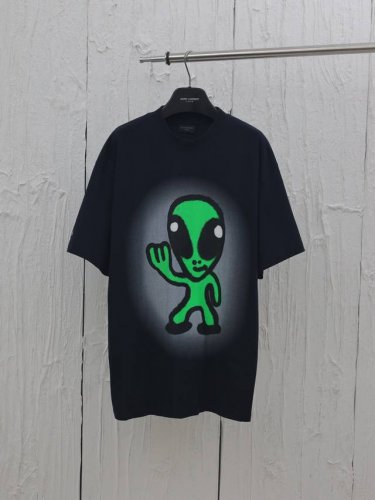 Balenciaga* 巴黎25Ss夜光外星人短袖T恤 采用平纹针织面料，正面和背面饰以Hight There + Dripley艺术作品，印花采用进口荧光浆料