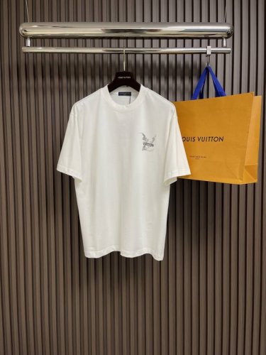 Lv 2025Fw早春新款涂鸦刺绣短袖T恤，定制260G全棉双纱紧密爽滑面料，布面干净，布纹清晰，手感非常细腻扎实，更加力挺 袖口加宽螺纹设计，贴合手腕宽度，紧