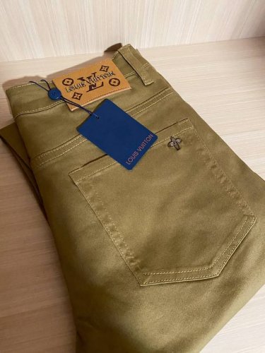 驴牌 25Ss新款牛仔裤取材日本水洗丹宁布，以别致阔腿廓形轻松点亮各式造型。醒目明线、后袋 1V 标识刺绣，以及票袋和腰部的正绒面革贴饰一道印证品牌精湛匠艺。