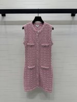 上新原单高端品质 Chane* 2025春夏最新系列！圆领钩花口袋针织背心连衣裙！定制进口羊毛纱线材质 柔软舒适 肩线轮廓勾勒线条 配合前襟领口袖口立体钩针纹路