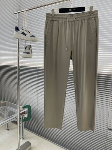Loro piana 以威尼斯运河的流动韵律为灵感，将运动功能性与意大利高定剪裁哲学交融。腰部采用原身布一体成型松紧系统，通过0.1Mm激光切割技术实现无痕收束