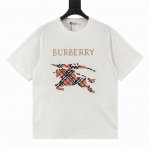 burberry* 巴宝莉格子战马圆领短袖 采用15S精棉平纹，230G；搭配 32S双纱拉架螺纹，300G。精棉面料通常具有较好的吸湿性、透气性、耐磨性，同时