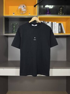 givenchy纪梵希 25Ss 胸前小Golo宫格刺绣短袖T恤 面料采用高克重280G重精梳棉，定制螺纹，面料舒适亲肤无异感， 制定染面料，纺织密度高，垂感佳