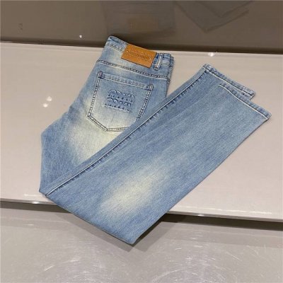 Miumiu2025春夏新款 刺绣字母牛仔裤 采用牛仔布的天花板丹宁牛仔 牛仔布料全部选用经过多道工序洗水 做旧处理 后口袋采用红色刺绣字母搭配 优质的客供高品