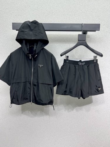 p家尼龙防晒短袖+短裤套装 上身帅气拉风 美式运动风减龄又百搭 原版定制版型百搭不挑人 进口面料质感舒适 做工品质看细节 高品质 两色 尺码Sml