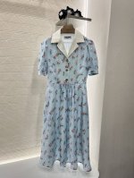 Miumi*2025新品上架 泡泡袖碎花连衣裙 定制Yb进口斜纹稠材质 质感光泽 舒适好穿 翻领连衣裙剪裁 通体满印蓝底玫瑰碎花元素 领口与大身形成撞色 半开襟