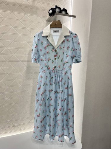 Miumi*2025新品上架 泡泡袖碎花连衣裙 定制Yb进口斜纹稠材质 质感光泽 舒适好穿 翻领连衣裙剪裁 通体满印蓝底玫瑰碎花元素 领口与大身形成撞色 半开襟