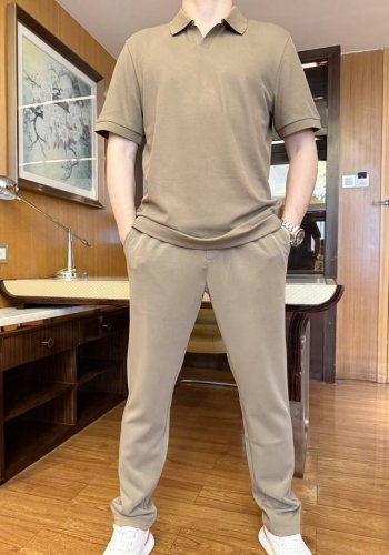 杰尼亚-翻领短袖polo衫小V领 搭配标志小标 面料采用长绒棉加聚酯纤维加氨纶的面料具有以下特点 1. 柔软舒适 长绒棉的纤维长度较长 强度高 制成的织物手感柔