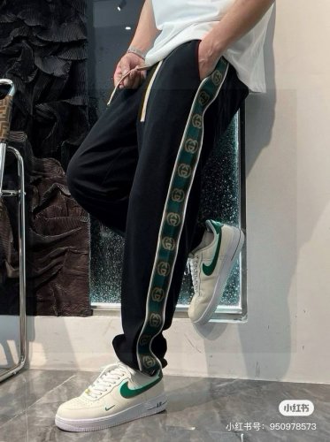 品名：Gucci 古驰23秋冬新款编织织带针织刺绣休闲宽松运动卫裤 版型：宽松 面料：320Kg毛圈 颜色；黑色 尺码：M -L-Xl M 裤长99腰围74臀围