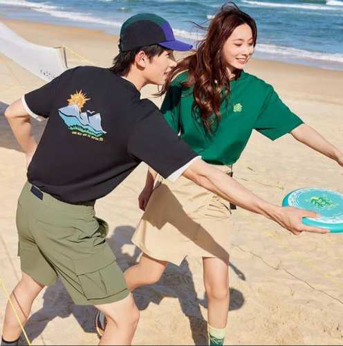 Kolon Sport可隆男女情侣款户外休闲运动露营Camp夏季内搭印花圆领短袖T恤！ Kolon Sport融合了潮流设计与功能灵感，在满足人们对功能性需求的