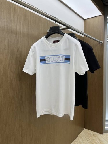 guc 高端定制 25春夏新品印花圆领打底短袖T恤，正面胸前缀饰品牌字母设计，打造男士基本款单品，为男士衣橱注入新意。采用柔软棉质双面针织长绒棉+莫代尔棉面料制