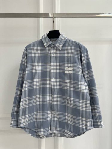 Miu 2025春季新款格纹长袖衬衫高品质定点对位对格 采用进口面料还原 非常柔顺衬衫风格设计结合现代风格 前胸口袋饰以品牌徽标 宽松版型 男女同款 尺码：S