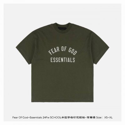 Fear Of God-Essentials 24Fw School半弧字母印花短袖-常青绿 采用重磅260G纯棉面料，柔软亲肤且具备自然垂坠感，质地厚实挺括，