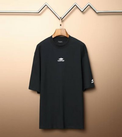高端品质 巴黎世家Balenciaga 原版高克重双纱纯棉面料 重工艺绣花、手感滑爽 L极度舒适体验 十足的高级感，都保持奢华高贵的特有的视觉质感. 颜色：浅黑