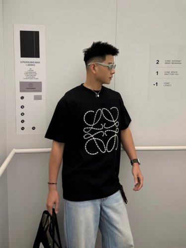 loewe罗意威2025Ss新款刺绣字母图案情侣休闲短袖T恤 最高版本！定制面料290克双纱！字母刺绣图案工艺设计！ 辅料：开模原版过鉴定领标 %真丝洗水标。正