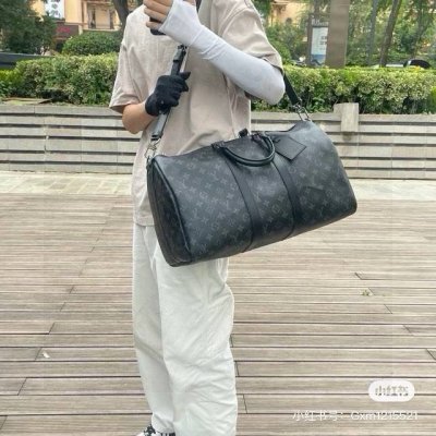 lv Keepall 黑花旅行袋 Keepall诞生于1924年，它是 Gaston Vuitton设计的第二款手提包袋 因其轻便柔软又能装的特质，Keepal