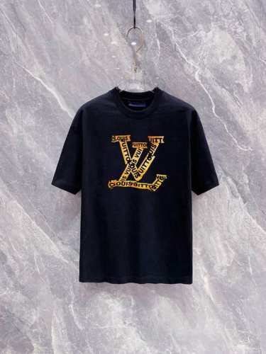 Lv 2025最新男士高端好货 胸前字母徽标印花图案增添活力感 最经典一目了然的干净与纯粹的结合.必入款推荐 选用190克双股丝光面料制成 纹理清晰 尽显高端奢