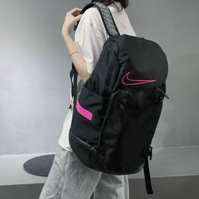 最高版本气垫款 Nike耐克气垫款刺绣勾精英双肩包大容量篮球包男女同款。 大勾Logo刺绣定制非常立体饱满。 背带设计气垫 上身特别舒服 包包特别厚实 底部拼接