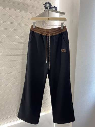 P290Miumi*2025新品上架 休闲阔腿长裤 定制Yb斜纹全棉材质 柔软棉绒面 舒适好穿 挺括有型 松紧腰抽绳直筒长裤 宽松版型穿脱方便 腰胯字母徽标设计