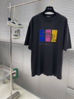 balenciag 2025新款T恤 硅胶字母 拼接图案 撞色搭配 年轻人的不二选择 双层螺纹领口 肩部通肩压条 280克纯棉面料舒适透气 男女同款 码数：S-