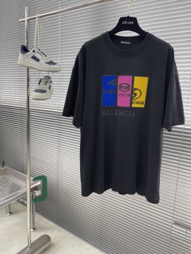 balenciag 2025新款T恤 硅胶字母 拼接图案 撞色搭配 年轻人的不二选择 双层螺纹领口 肩部通肩压条 280克纯棉面料舒适透气 男女同款 码数：S-