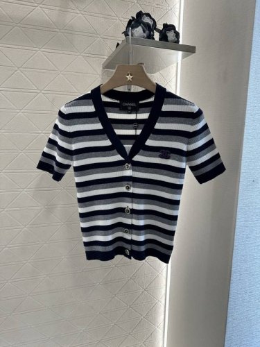 chane*2025新品上架 条纹针织短袖开衫 定制Yb羊毛纱线织造 柔软亲肤 舒适有型 V领短袖开衫版型 领口恰当露肤 美化头肩比例更显瘦 大身黑白蓝三色条纹