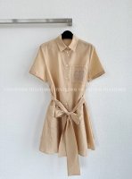 新品发布 腰带翻领 中长衬衣裙 采用进口棉质混纺府绸，柔软舒适亲肤感与良好透气性 挺阔感，轻盈纹理质感增添视觉效果与高级感。定织定染的浅米黄和黑色，颜色纯正、均
