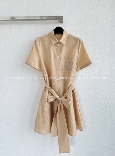 新品发布 腰带翻领 中长衬衣裙 采用进口棉质混纺府绸，柔软舒适亲肤感与良好透气性 挺阔感，轻盈纹理质感增添视觉效果与高级感。定织定染的浅米黄和黑色，颜色纯正、均