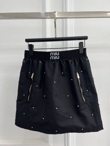 Miu25新品 时髦松紧腰半裙，自带安全裤，时髦精必备单品解锁所有穿搭！原版定制水钻时髦又高级！休闲短款版型不挑人！强烈推荐自留款，现货开抢！ Sml