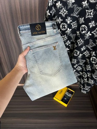 Lv 新款来袭2680新春爆款新品 专柜有售 实体店极品牛仔裤专柜原版1:1好货，适合各个年龄段。市场最高版本的欧洲进口面料。舒适柔软亲肤，上身效果超级棒时尚百