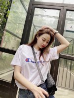 上新！标志Logo，化繁为简！Champion 冠军极简的设计转化为服装语言，就如这件基础短袖T恤，有着极其细腻的面料质感，平淡中无处不透入极简高级质感！ 简单