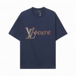 LV 新款 手工珠刺绣短袖T恤 面料：16S棉麻平纹面料 270G 罗纹：32S双纱螺纹 300G 本款T恤取材柔软棉料，以串珠刺绣抒写1V Lovers 标识