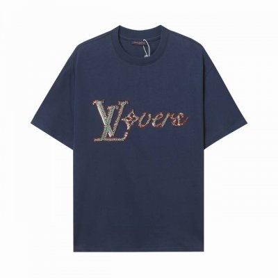LV 新款 手工珠刺绣短袖T恤 面料：16S棉麻平纹面料 270G 罗纹：32S双纱螺纹 300G 本款T恤取材柔软棉料，以串珠刺绣抒写1V Lovers 标识